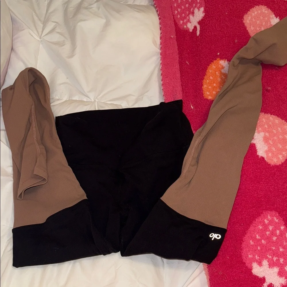 ALO Yoga Leggings Bundle Set - Black. Tan, Gray, and Green - Picture 5 of 7